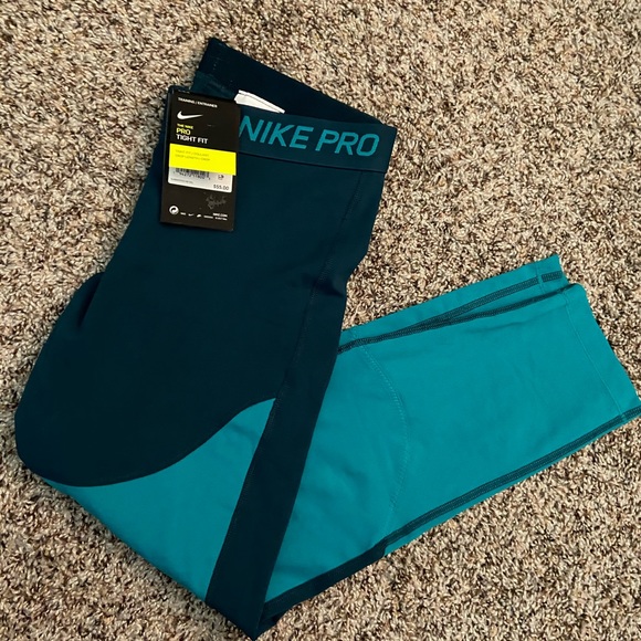 Nike Pants - NWOT Nike Pro capris
